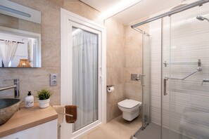 Een douche, een haardroger, handdoeken