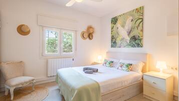 3 slaapkamers, een strijkplank/strijkijzer, gratis wifi, beddengoed