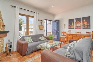 Een televisie, een open haard en een tafeltennistafel