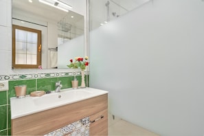 Shower, hair dryer, towels - Holiday Villa "Villa Suspiro" with Pool and Terraces with Panoramic Sea Views (Frigiliana)