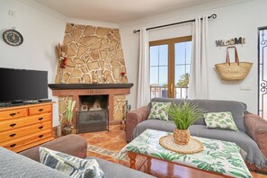 Een televisie, een open haard en een tafeltennistafel