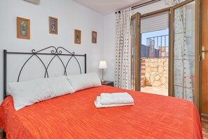 4 bedrooms, iron/ironing board, free WiFi, bed sheets
