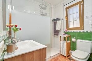 Shower, hair dryer, towels - Holiday Villa "Villa Suspiro" with Pool and Terraces with Panoramic Sea Views (Frigiliana)