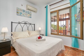 4 bedrooms, iron/ironing board, free WiFi, bed sheets - Holiday Villa "Villa Suspiro" with Pool and Terraces with Panoramic Sea Views (Frigiliana)