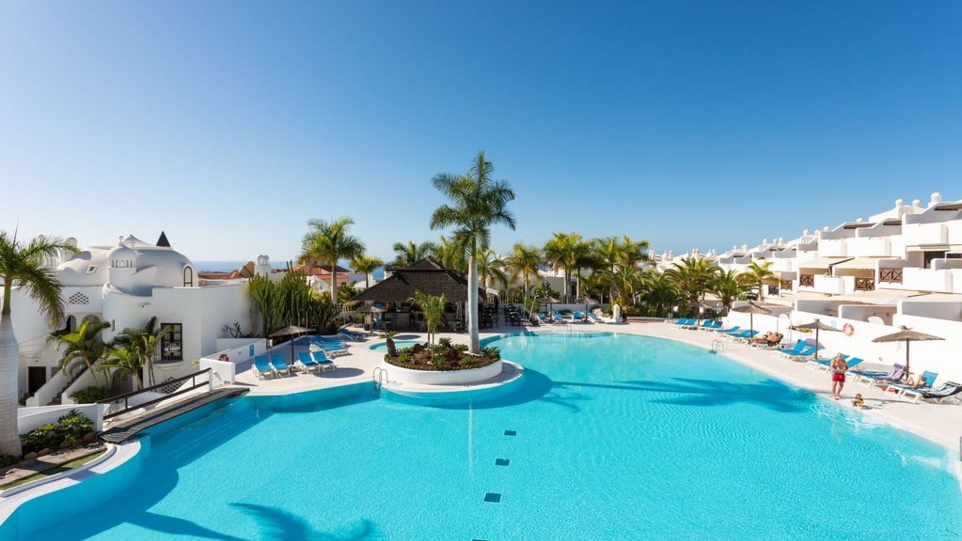 Een buitenzwembad, een verwarmd zwembad