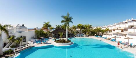 Una piscina al aire libre, una piscina climatizada