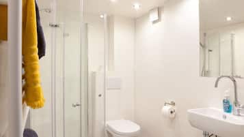 Apartemen | Kamar mandi | Shower, pengering rambut, dan handuk