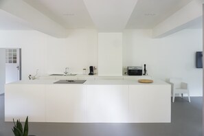 Apartamento | Cozinha privada | Geladeira, micro-ondas, fogão, cooktop