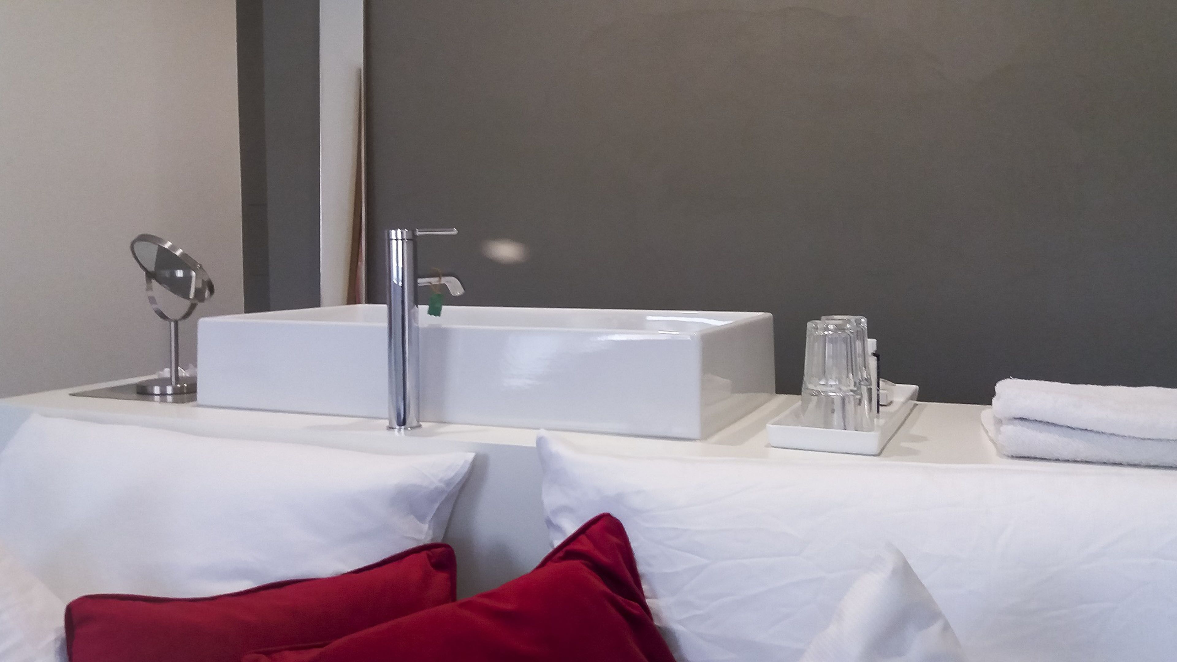 Appartement | Salle de bain | Douche, serviettes fournies, savon, papier toilette