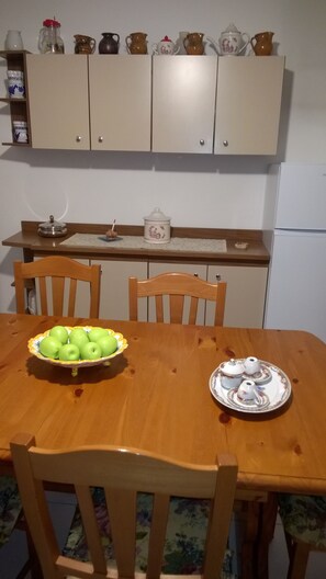 Kjøleskap, ovn, kokeplater og oppvaskmaskin