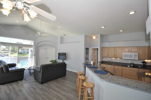 TV, bøker og kontorer