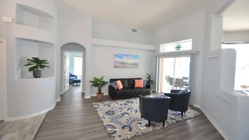 Televisio, kirjoja, työhuone