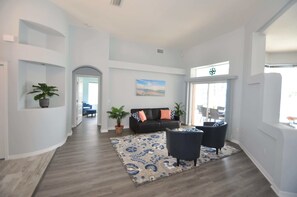 TV, books, offices - Relaxing Canalfront Home with Pool & Sunset Views (Palm Coast)