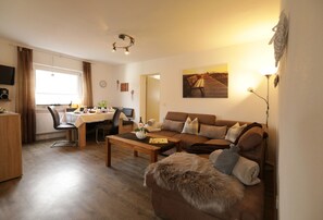 Apartment | Wohnzimmer | 42-Zoll-Fernseher mit Satellitenempfang, Tischtennisplatte