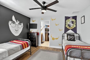 6 bedrooms, iron/ironing board, travel crib, internet