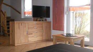 Televisi 32-inci dengan saluran TV satelit dan pemutar DVD