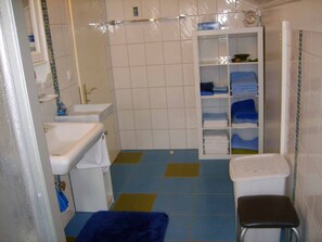 Lägenhet - 2 sovrum - balkong | Badrum | Dusch, hårtork, handdukar och toalettpapper