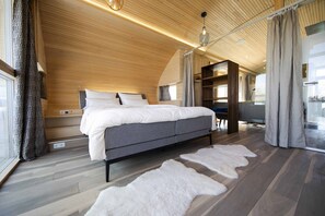 House, Balcony | 2 bedrooms, hypo-allergenic bedding, free WiFi