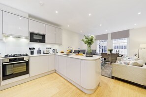 Apartamento, 3 habitaciones (2, with Garden) | Cocina privada | Frigorífico grande, microondas, horno y placa de cocina