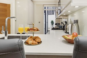 Apartamento, 3 habitaciones (2, with Garden) | Cocina privada | Frigorífico grande, microondas, horno y placa de cocina