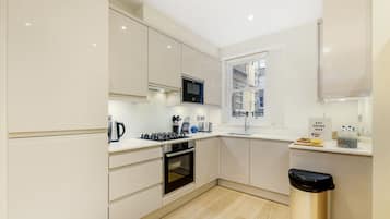 アパートメント 2 ベッドルーム バルコニー | 専用キッチン | 大型冷蔵庫、電子レンジ、オーブン、コンロ