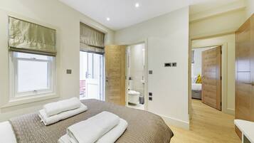 Escritorio, espacio para trabajar con laptop y cortinas blackout