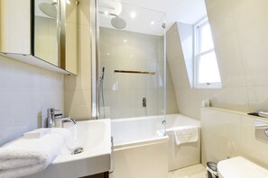 Appartement (Roof Terrace, 15) | Badkamer | Gratis toiletartikelen, een haardroger, handdoeken