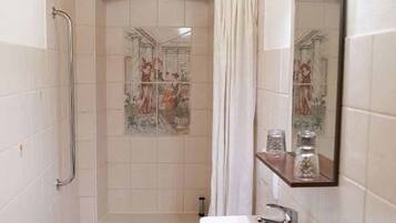 Apartamento | Banheiro | Secador de cabelo, toalhas de banho