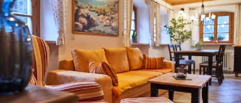 Apartment | Living area | 42-inch TV with satellite channels, DVD player