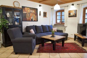 Leilighet, terrasse | Oppholdsområde | En 42-tommers TV med Parabol-TV samt DVD-spiller