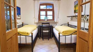 Apartamento, varanda | Escrivaninha, ferros/tábuas de passar roupa, Wi-Fi de cortesia