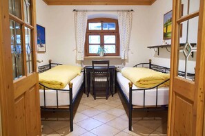 Leilighet, terrasse | Skrivebord, strykejern/-brett, wi-fi (inkludert) og sengetøy