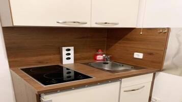 Fridge, stovetop, coffee/tea maker, electric kettle