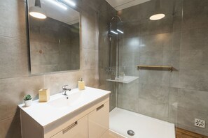 Haartrockner, Handtücher, Toilettenpapier