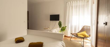 4 chambres, fer et planche à repasser, lit de bébé portatif