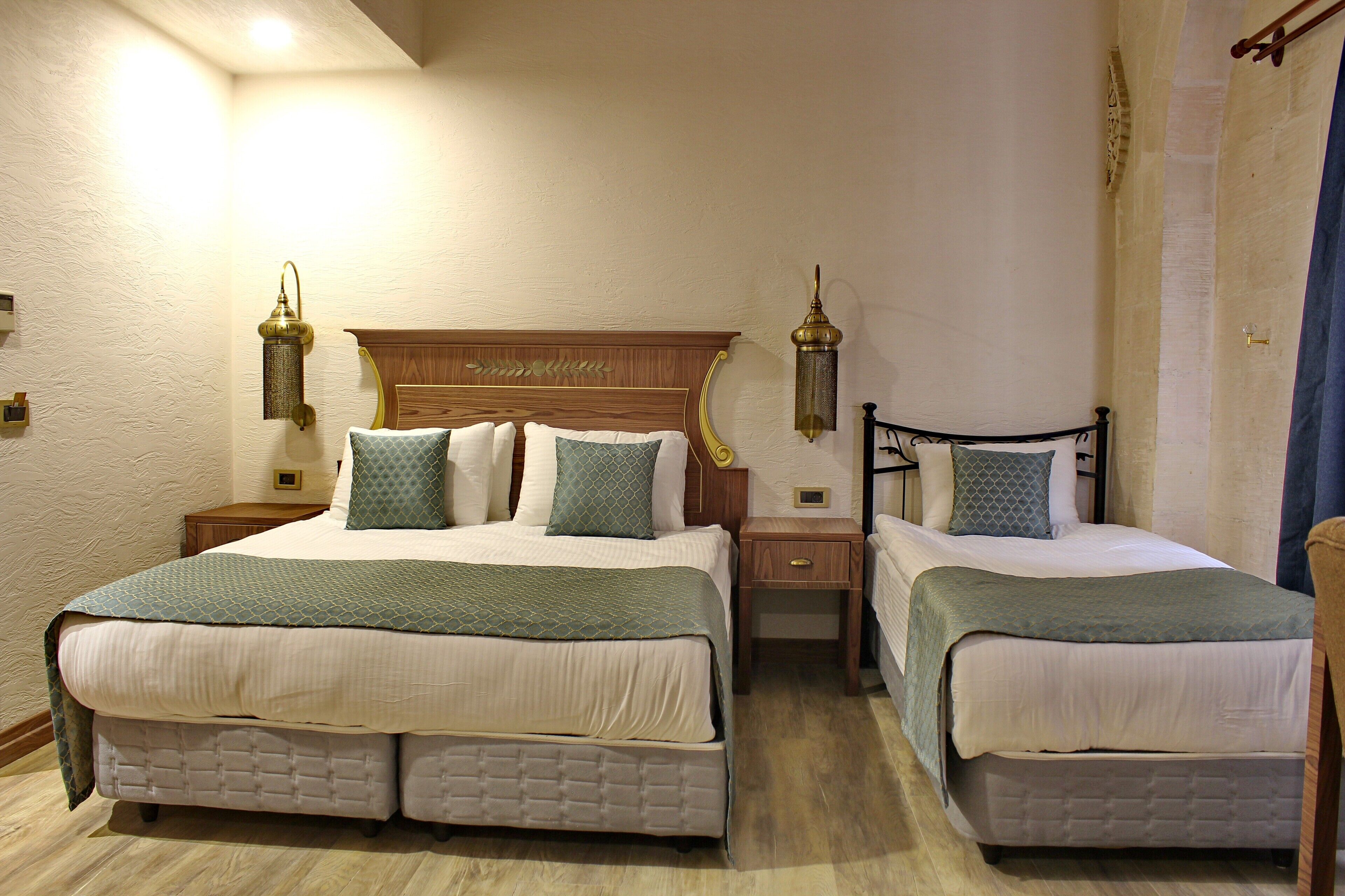 デラックス トリプルルーム | 高級寝具、客室ごとに異なる装飾、客室ごとに異なるインテリア、デスク