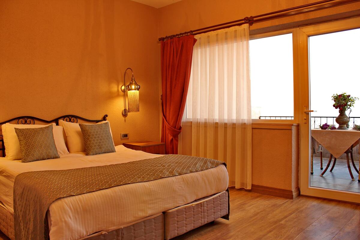 Panoramic Double Room With Balcony | 高級寝具、デスク、ノートパソコン用作業スペース、防音設備