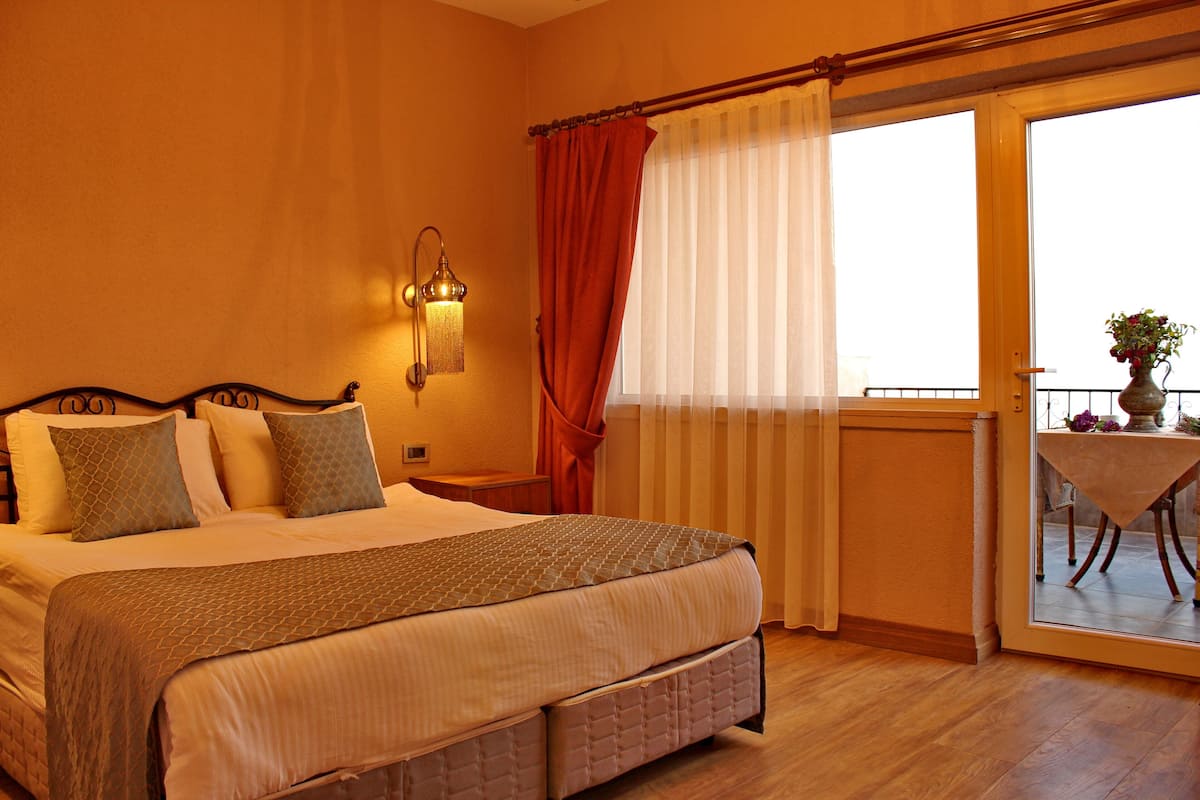 Panoramic Double Room With Balcony | 1 habitación, ropa de cama de alta calidad y decoración personalizada