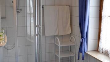 Habitación doble | Baño | Ducha y toallas