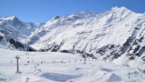 A snow-covered mountain with ski slopes and a ski lift. - Chalet Murr by Skinetworks (Sankt Anton am Arlberg)