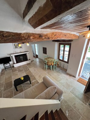 Télévision, cheminée