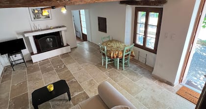 Pretty country house, shaded terrace, river nearby