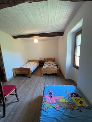 2 chambres, fer et planche à repasser