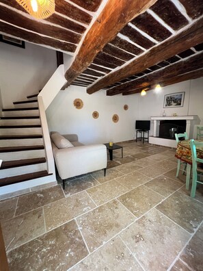 TV, fireplace