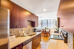 Fridge, microwave, oven, stovetop - Condo in Heart of Downtown by Lucky Savannah (Savannah)