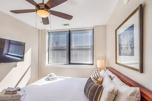 2 bedrooms, iron/ironing board, free WiFi, bed sheets - Condo in Heart of Downtown by Lucky Savannah (Savannah)