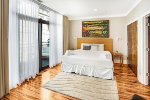 5 bedrooms, iron/ironing board, free WiFi, bed sheets - Large Condo In Prime Downtown Location w/ Balcony by Lucky Savannah (Savannah)