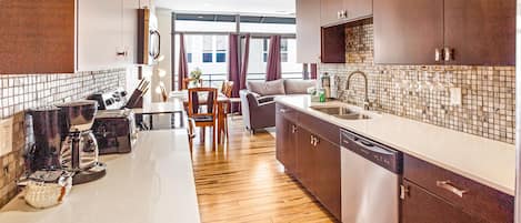 Refrigerador, microondas, horno, placa de cocina