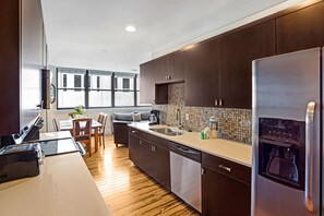 Refrigerador, microondas, horno y parrilla de estufa