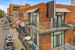 Exterior - Spacious Condo on Top Floor w/ Balcony by Lucky Savannah (Savannah)